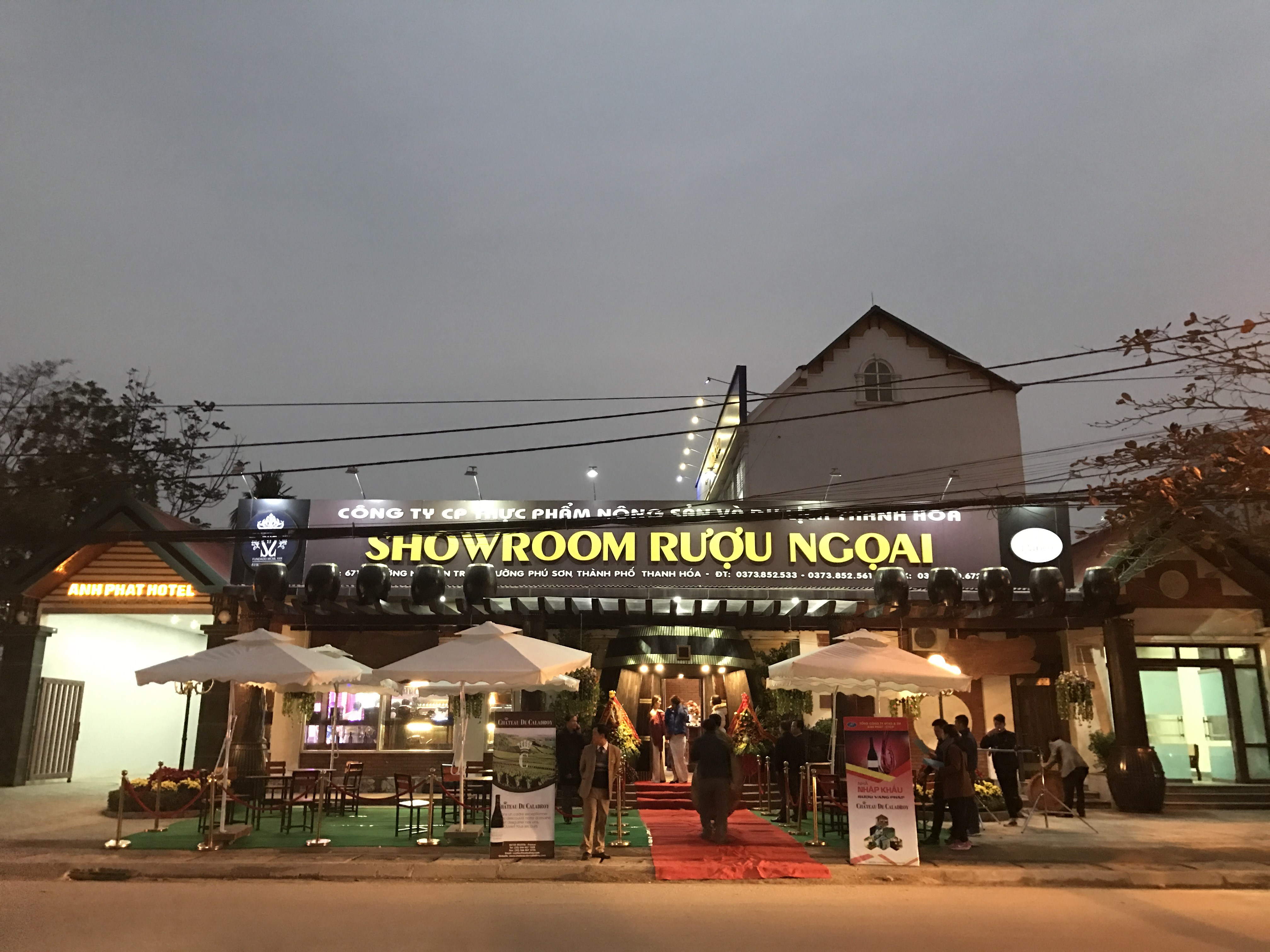 không gian bên ngoài showroom...